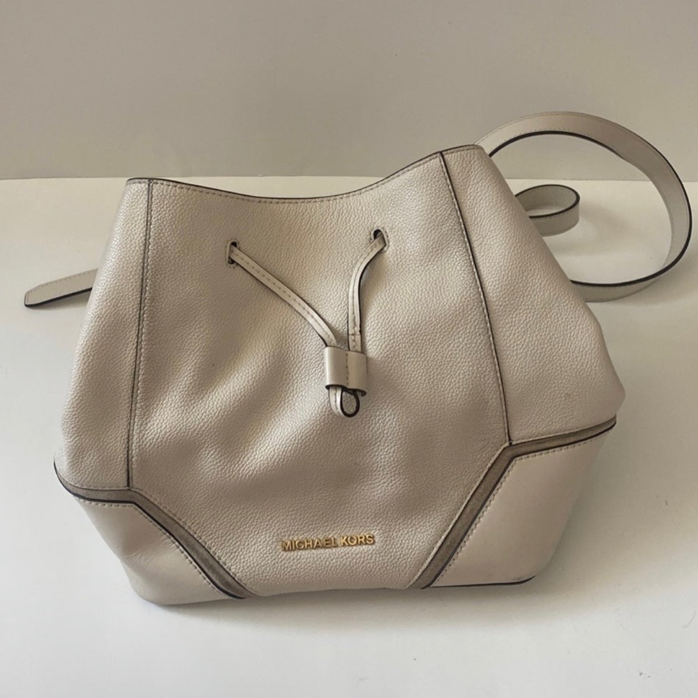 Michael kors purse. Color off white .size large.